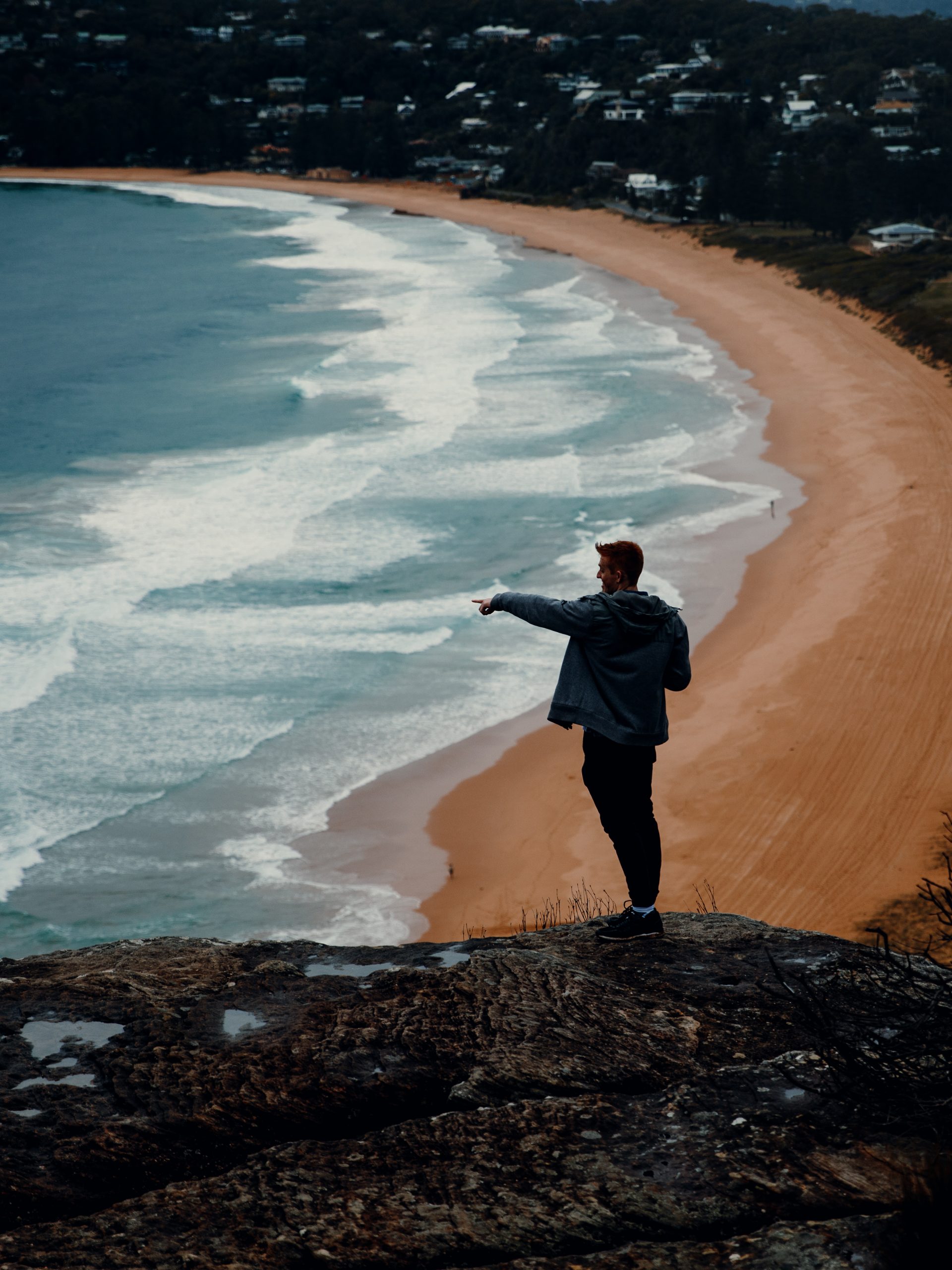 barrenjoey lighthouse hike right before a storm overlooking palm beach from a cliff