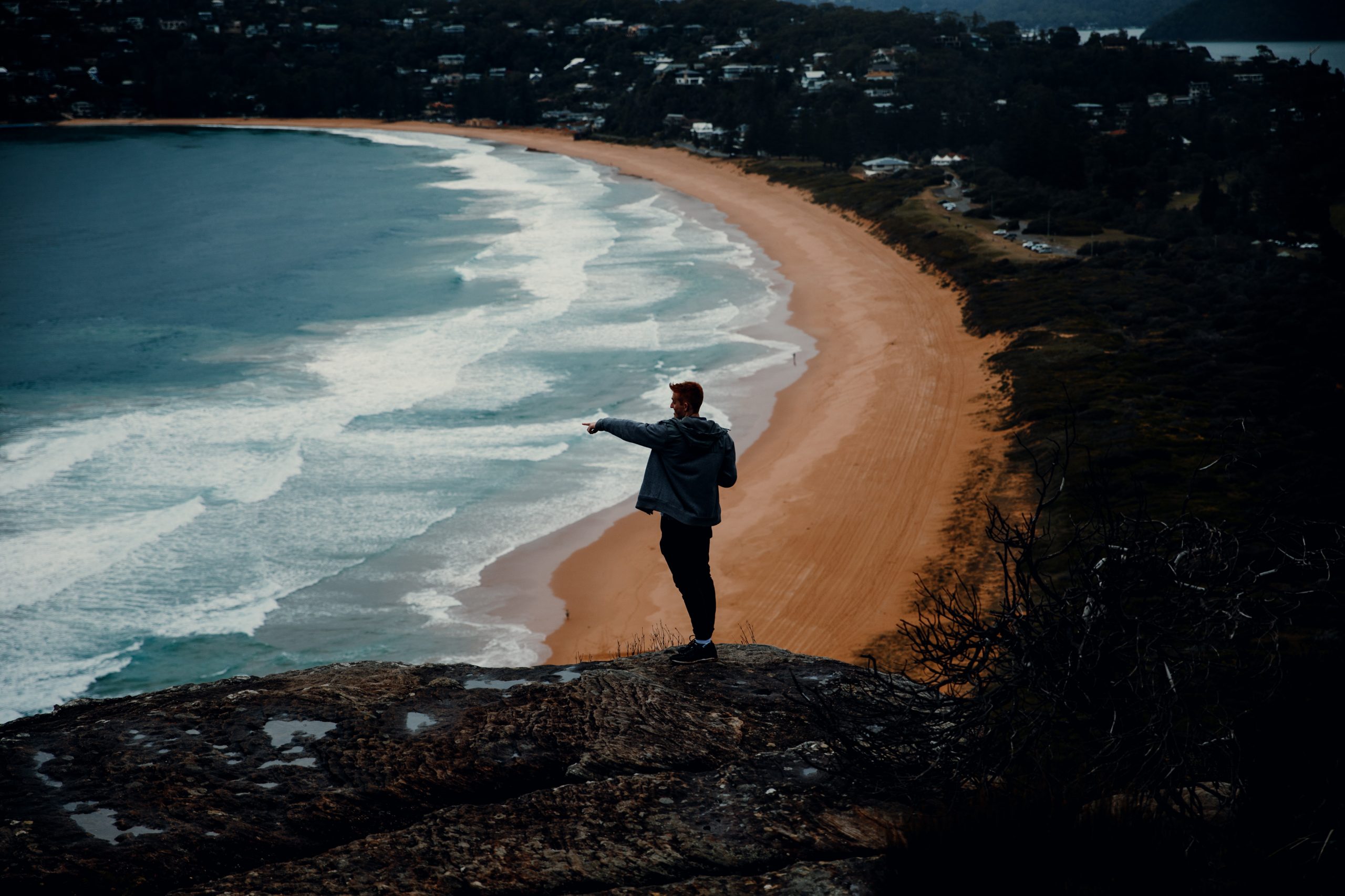 barrenjoey lighthouse hike right before a storm overlooking palm beach from a cliff