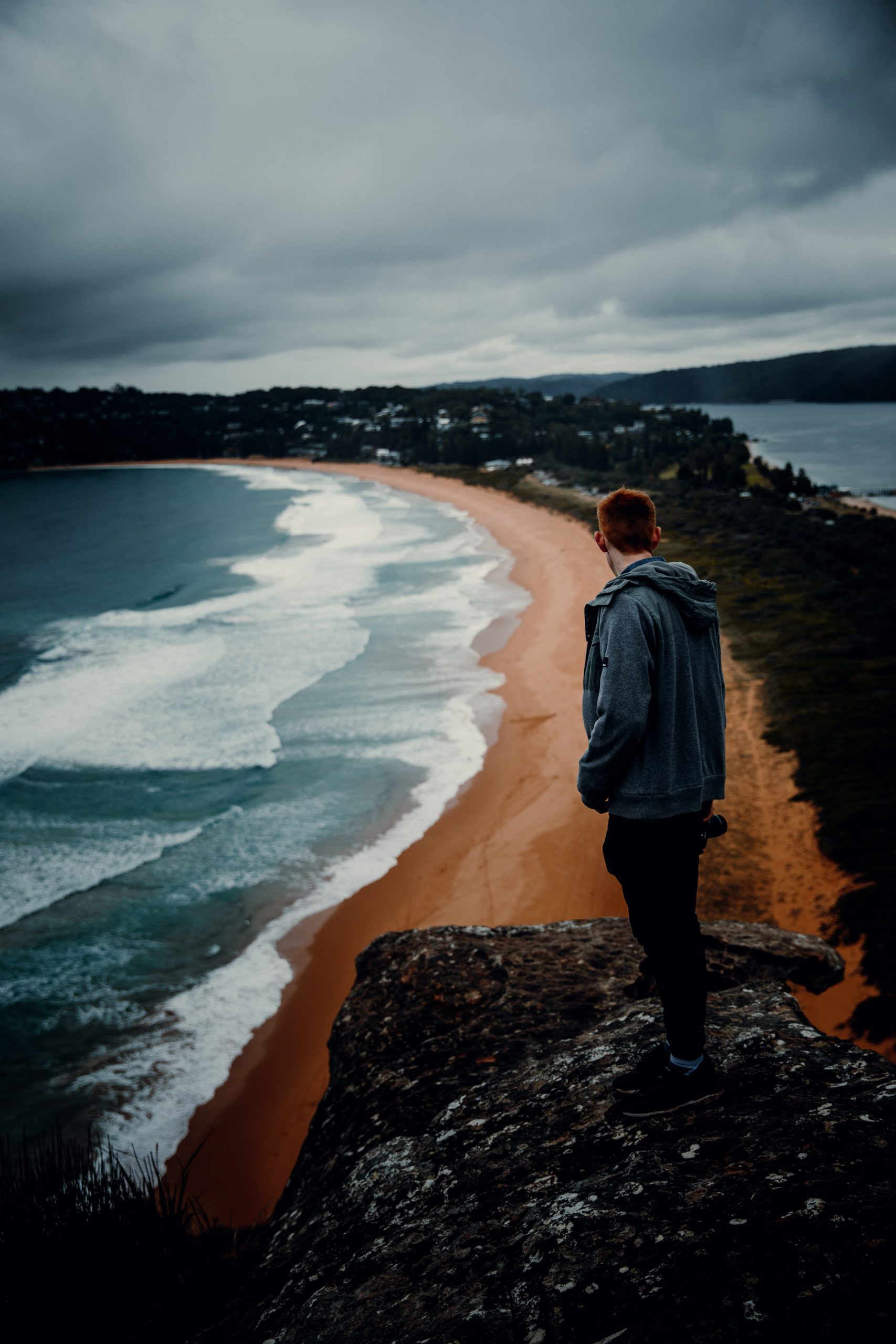 barrenjoey lighthouse hike right before a storm overlooking palm beach from a cliff