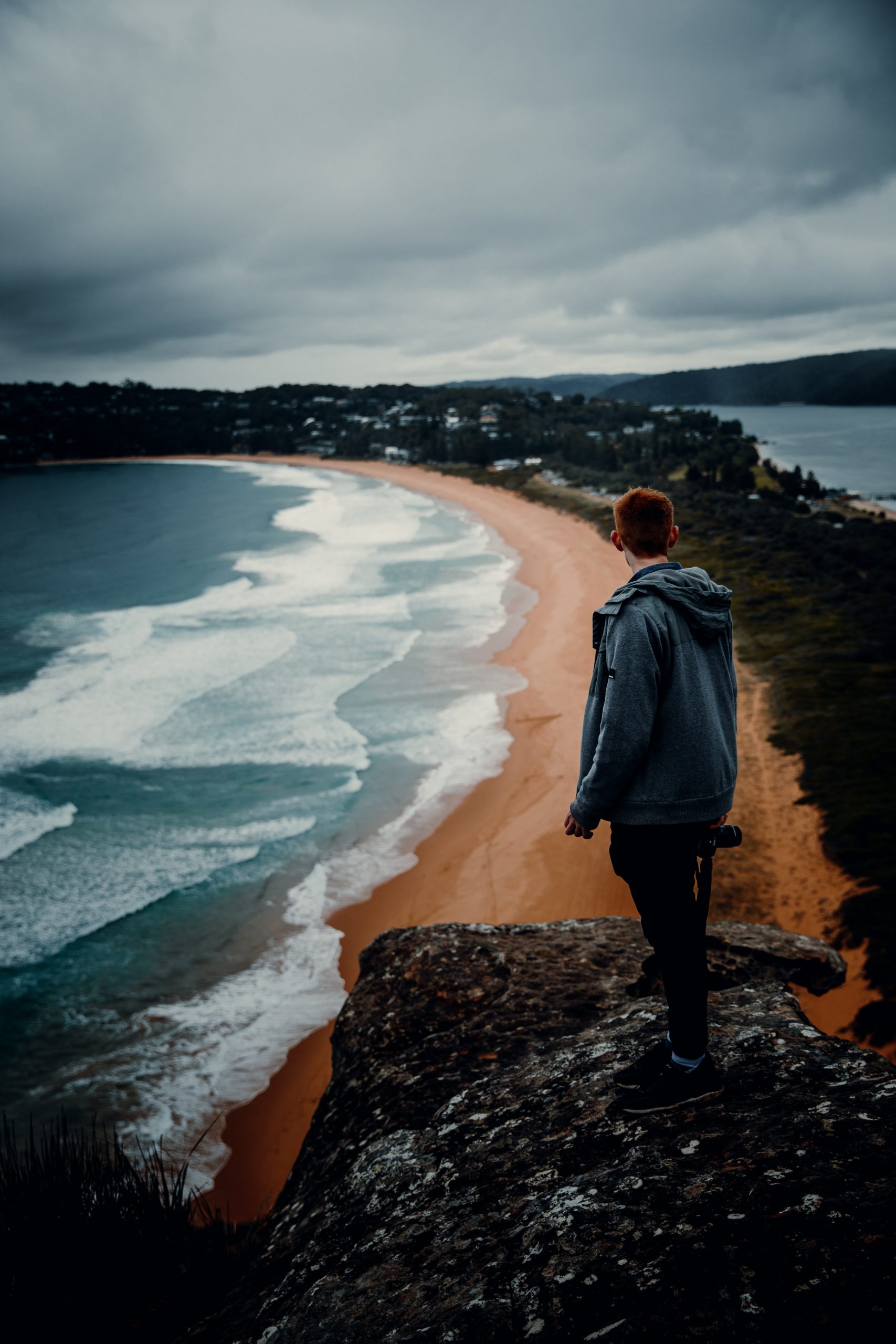 barrenjoey lighthouse hike right before a storm overlooking palm beach from a cliff